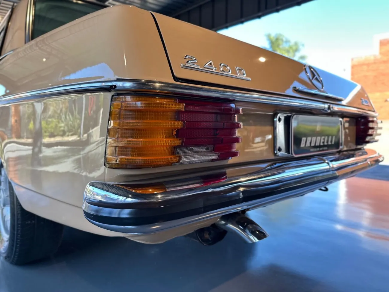 Emblema 240 D e lanternas traseiras do Mercedes-Benz W115 1975
