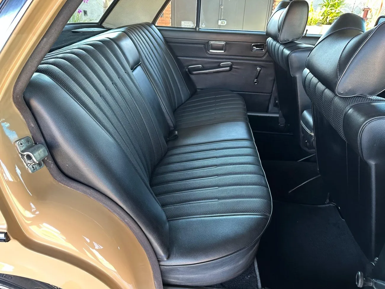 Banco traseiro em MB-Tex preto do Mercedes-Benz W115 1975