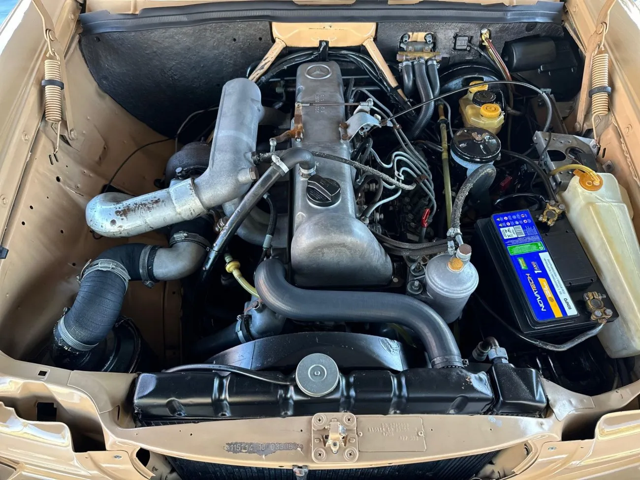 Cofre do Mercedes-Benz 240 D 3.0 1975 com motor diesel de cinco cilindros e turbocompressor instalado