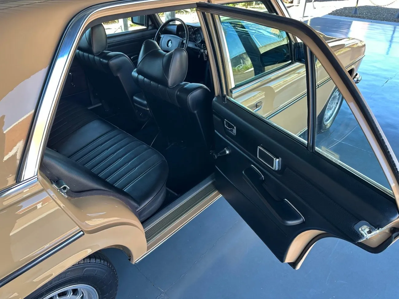 Cabine traseira e acabamento das portas do Mercedes-Benz 240 D 3.0 1975