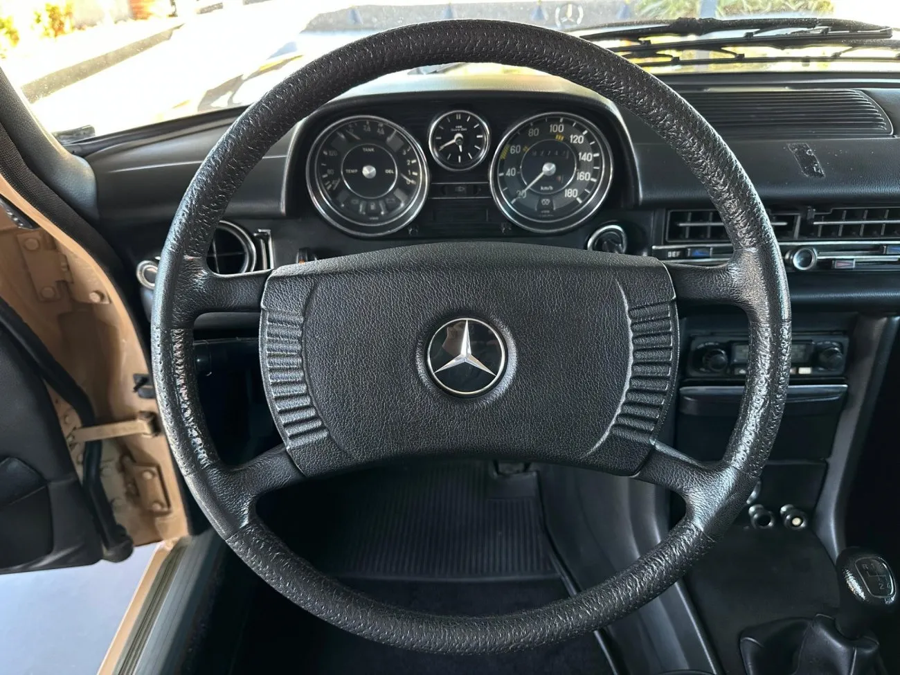 Volante Mercedes-Benz e painel preservado do sedã W115 240 D 1975