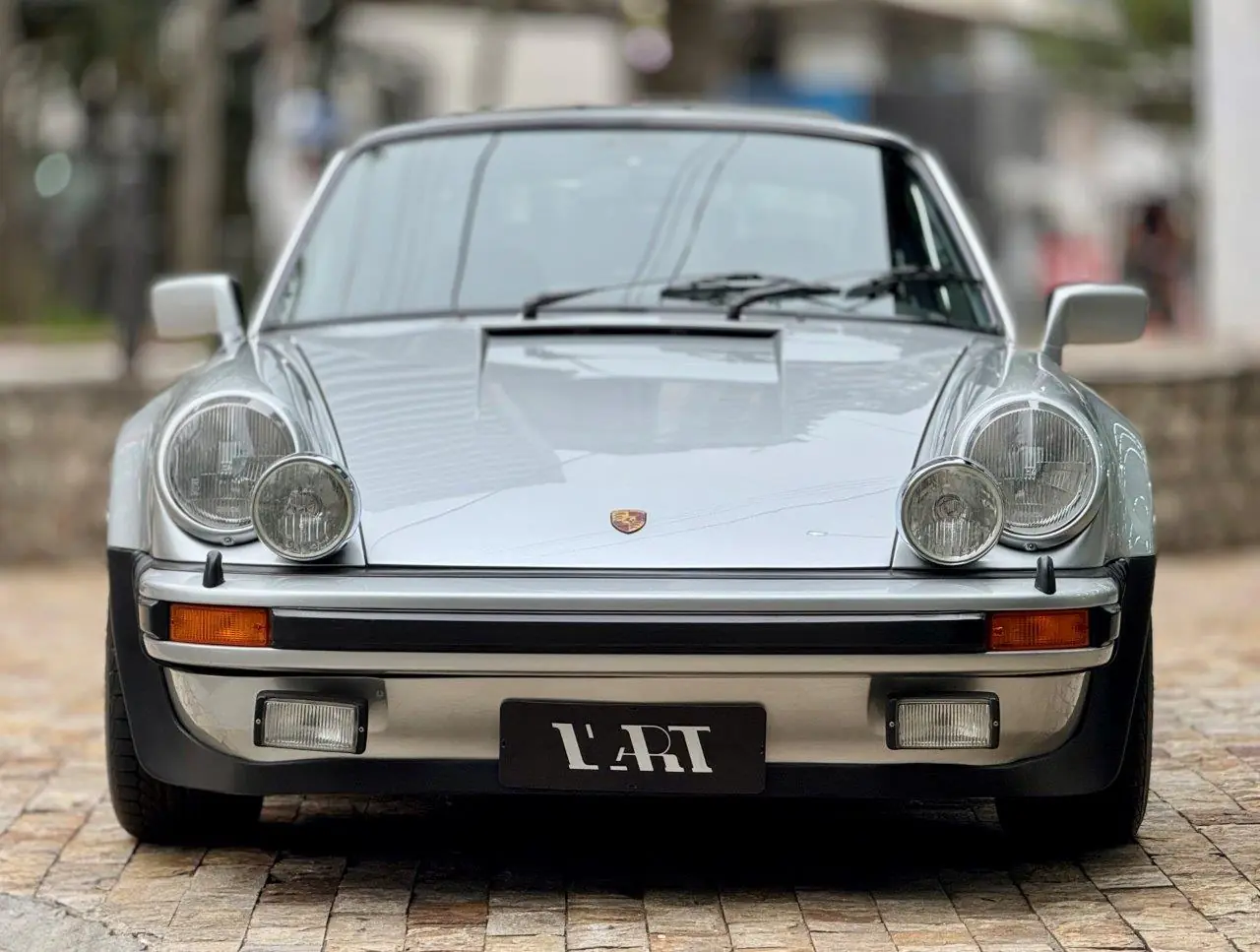 Vista frontal do Porsche 930 Turbo 3.0 1975 prata do acervo L'Artbr