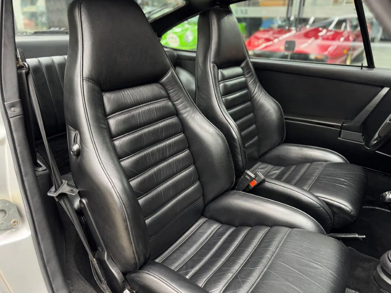 Bancos dianteiros em couro preto do interior do Porsche 930 Turbo 3.0 1975