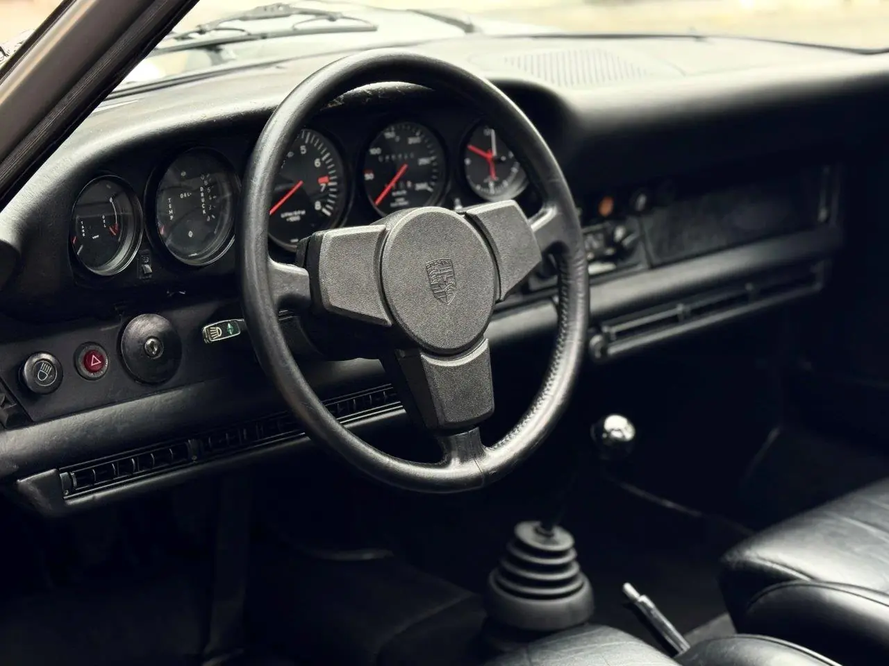 Painel, volante e alavanca manual de quatro marchas do Porsche 930 Turbo 1975