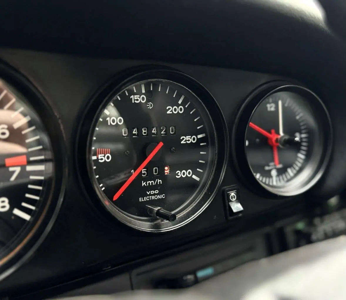 Velocímetro e instrumentos do Porsche 930 Turbo 3.0 1975, com escala de alta velocidade