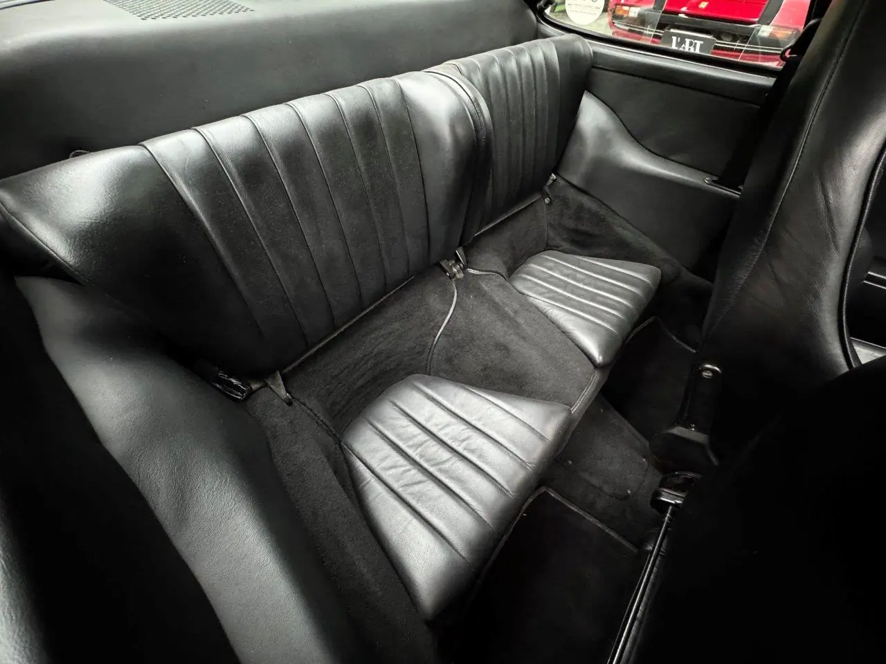 Bancos traseiros revestidos em couro preto do Porsche 930 Turbo 1975