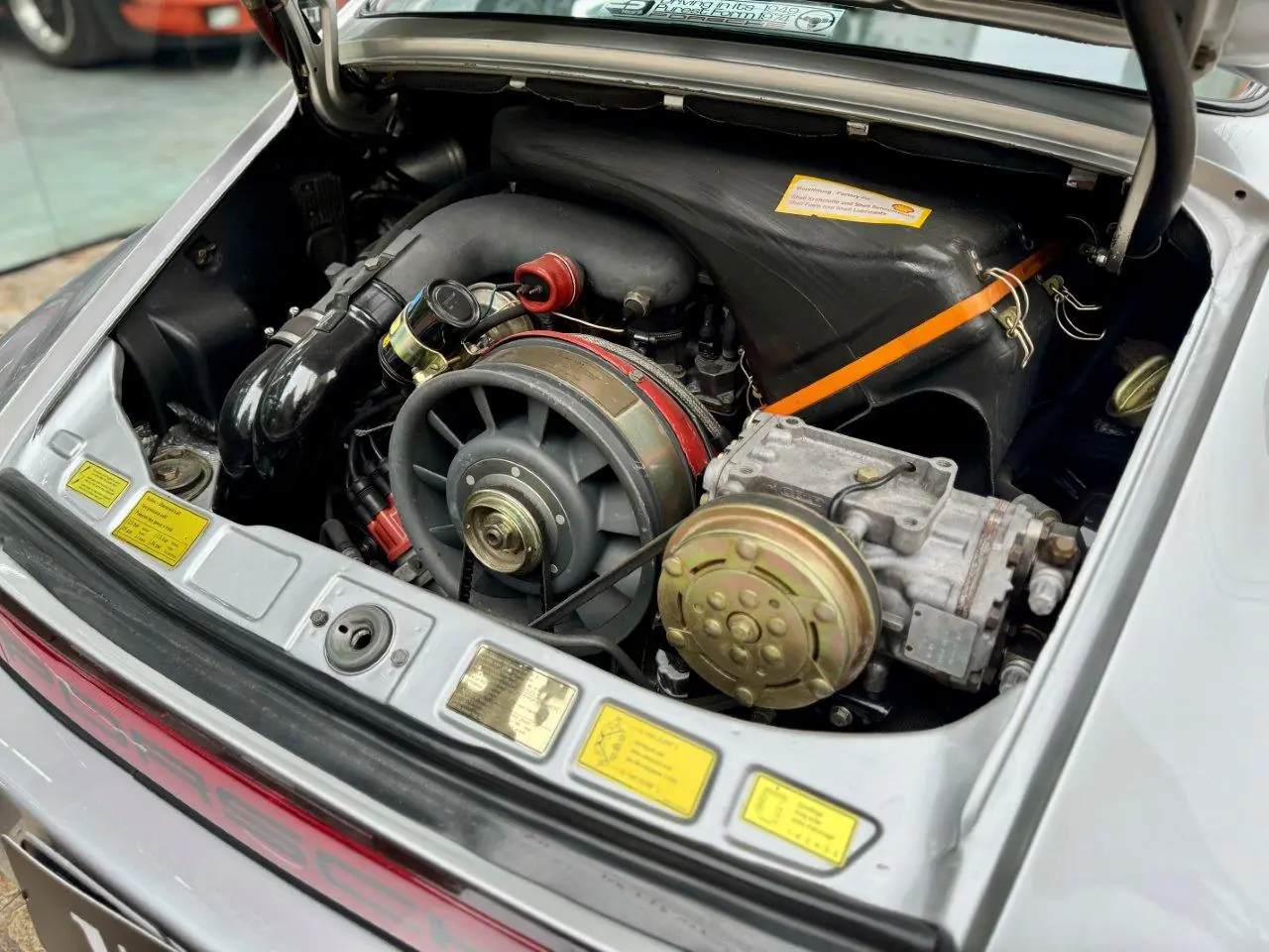 Compartimento traseiro do Porsche 930 Turbo 3.0 1975 com o motor boxer refrigerado a ar