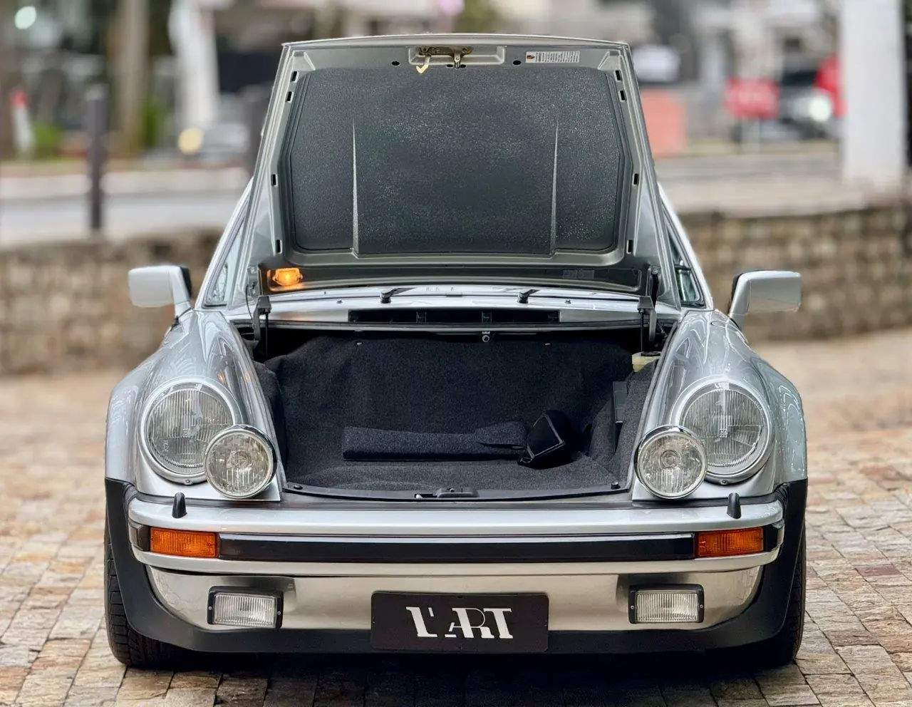 Porsche 930 Turbo 1975 com o porta-malas dianteiro aberto, mostrando a arquitetura de motor traseiro