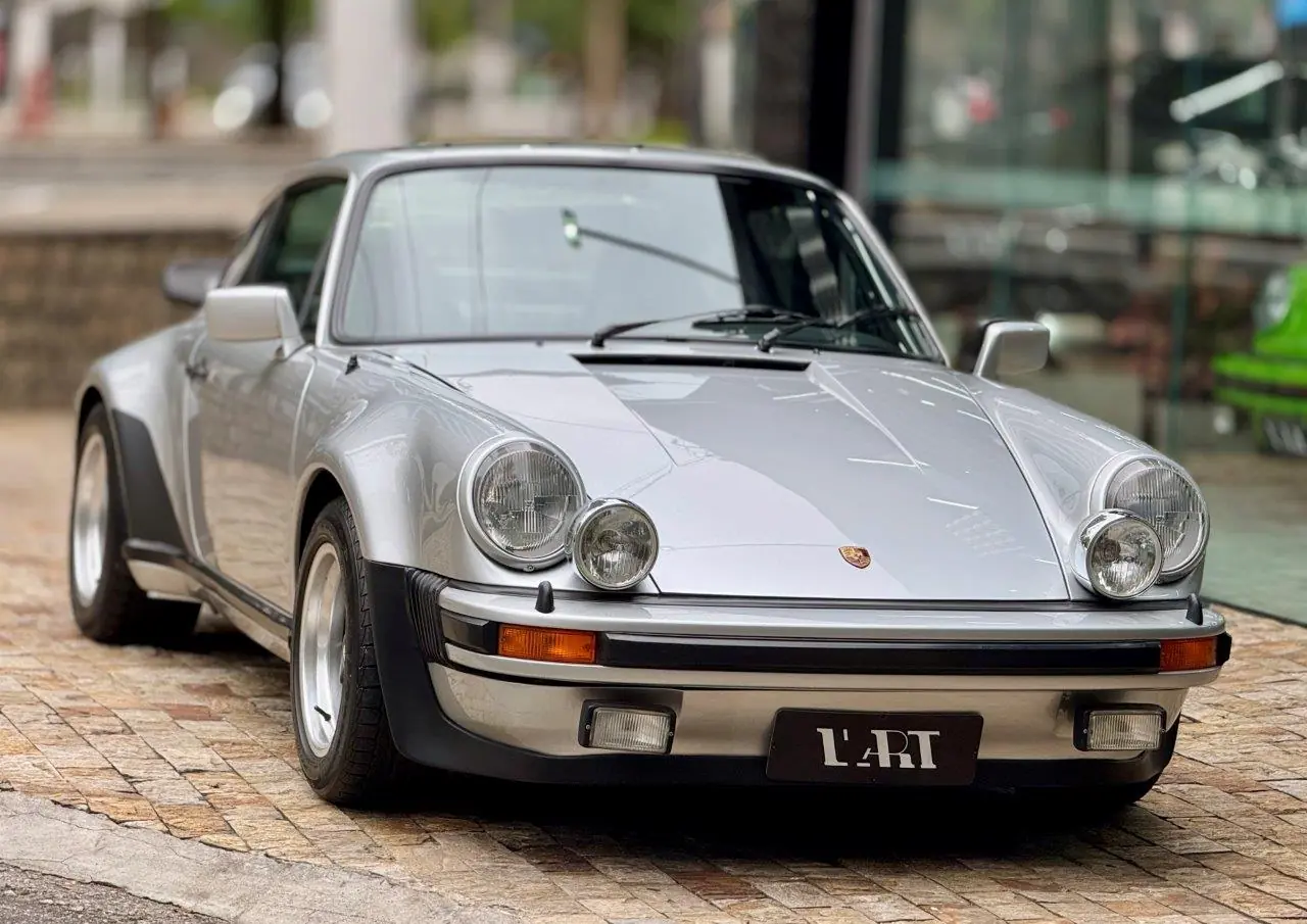 Porsche 930 Turbo 3.0 1975 prata em vista dianteira de três quartos