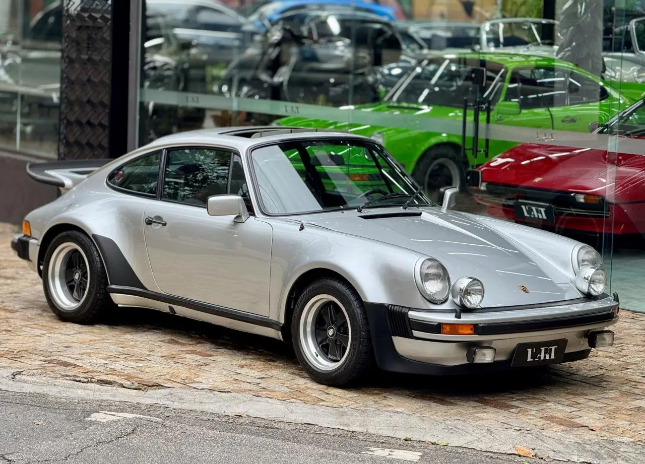 Porsche 930 Turbo 3.0 1975 mostrando carroceria larga, rodas Fuchs e perfil dianteiro