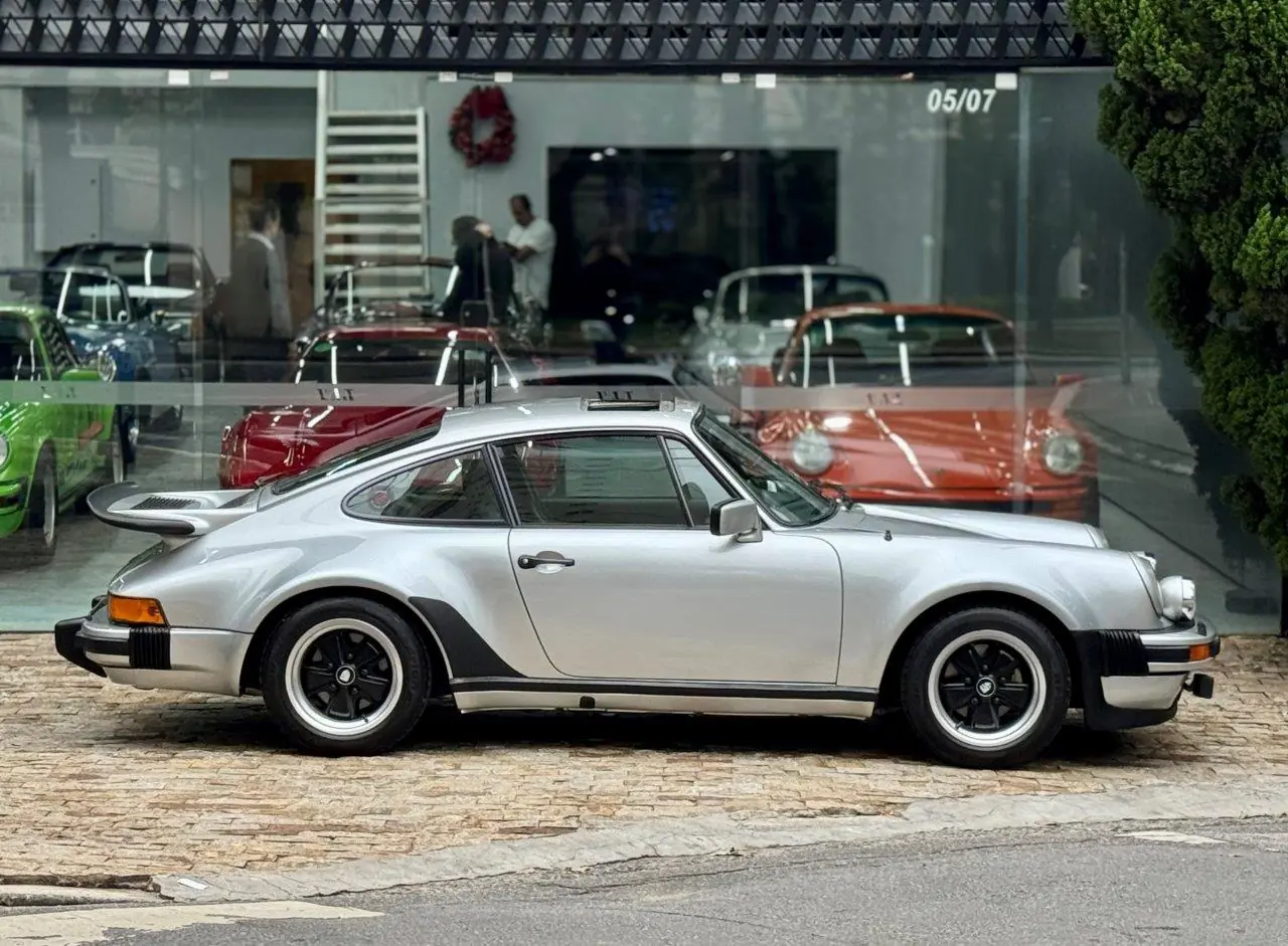 Perfil lateral do Porsche 930 Turbo 3.0 1975 com para-lamas traseiros alargados