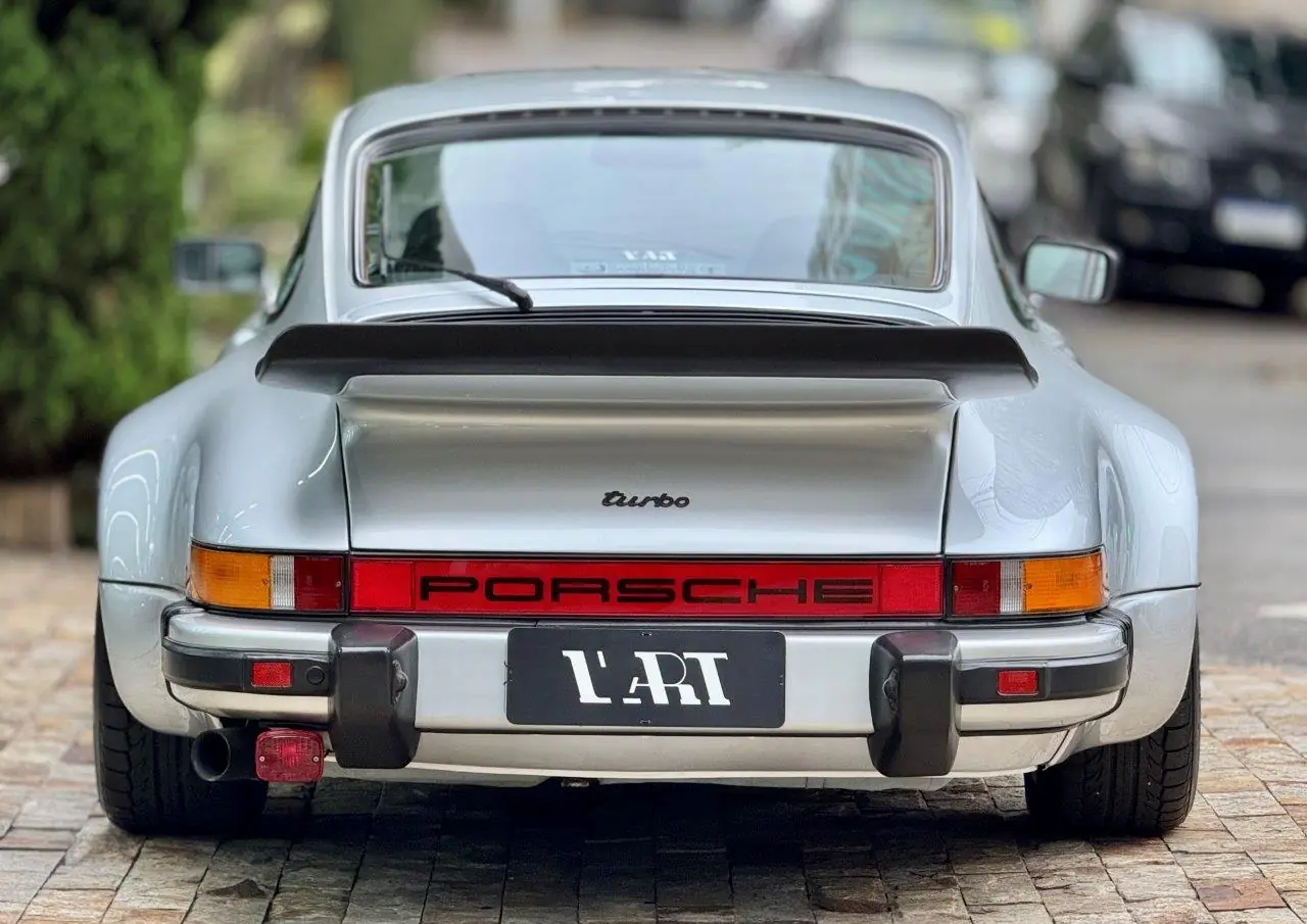 Traseira do Porsche 930 Turbo 3.0 1975 com faixa Porsche e aerofólio elevado
