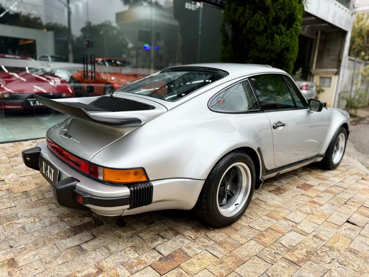 Porsche 930 Turbo 3.0 1975 visto por trás e pela lateral esquerda