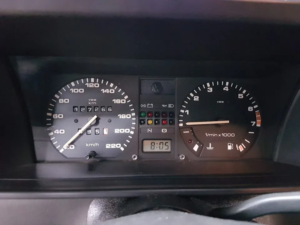 Interior e detalhes de VW Gol GTS 1990 em coleção de carros antigos