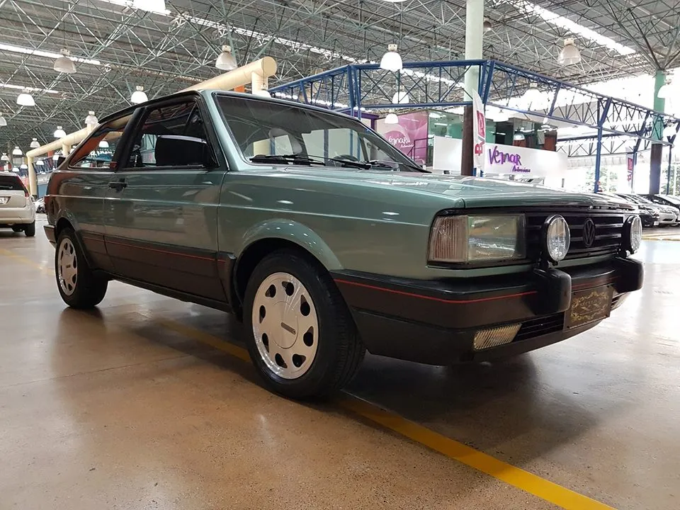 Volkswagen Gol GTS 1990 fotografado para documentação de carro antigo
