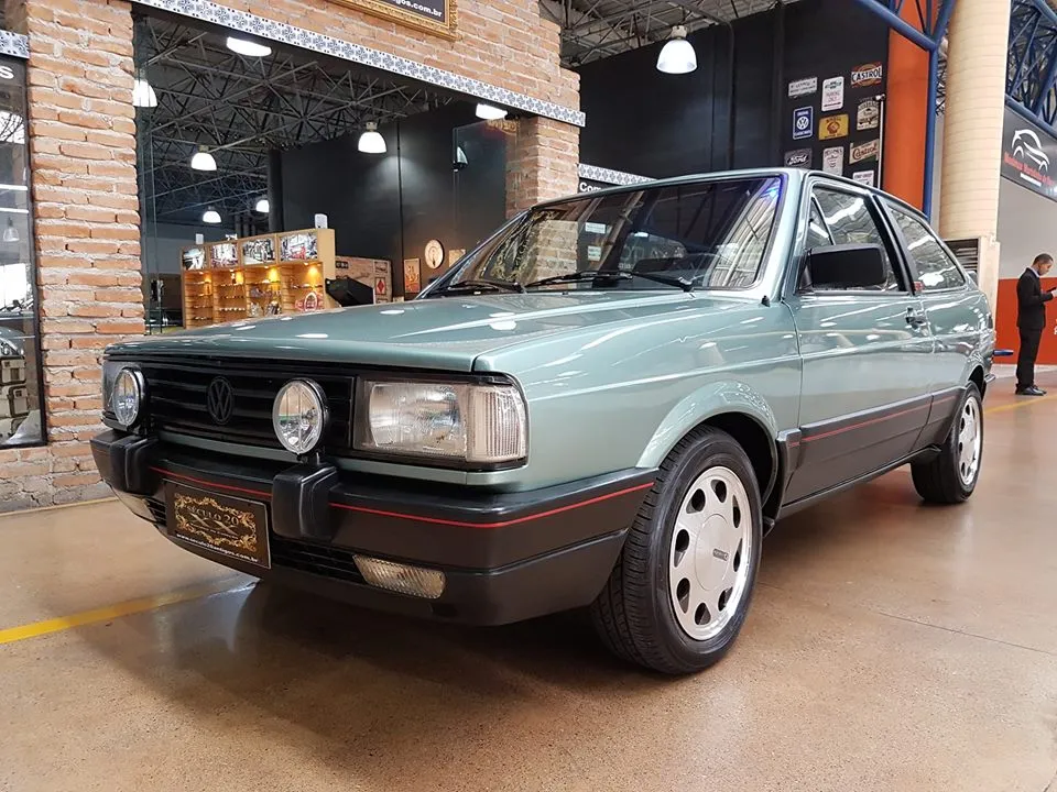 Carro antigo Volkswagen Gol GTS 1990 para análise de carroceria