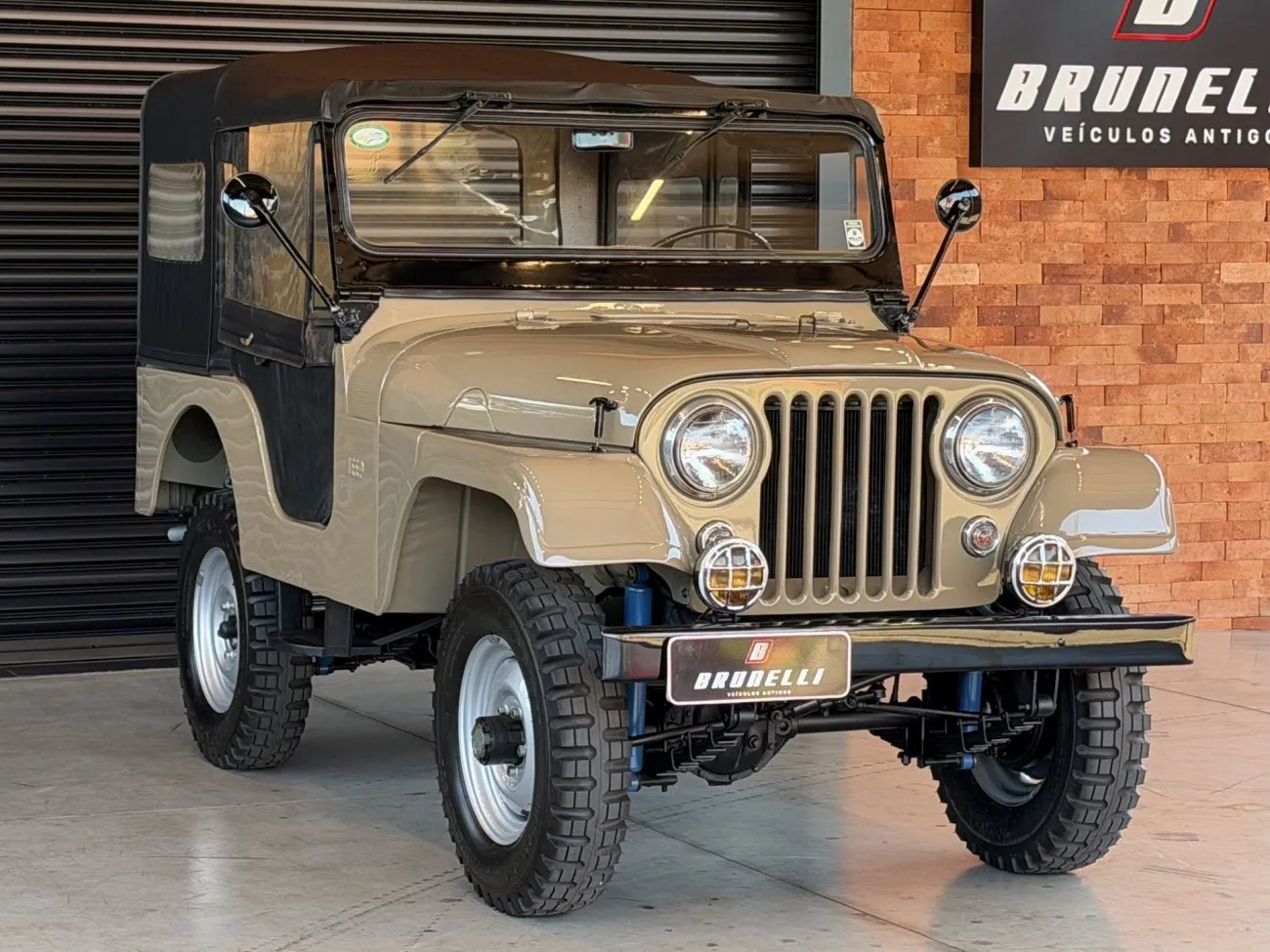 Willys Jeep CJ-5 4x4 1958 visto de frente em três quartos