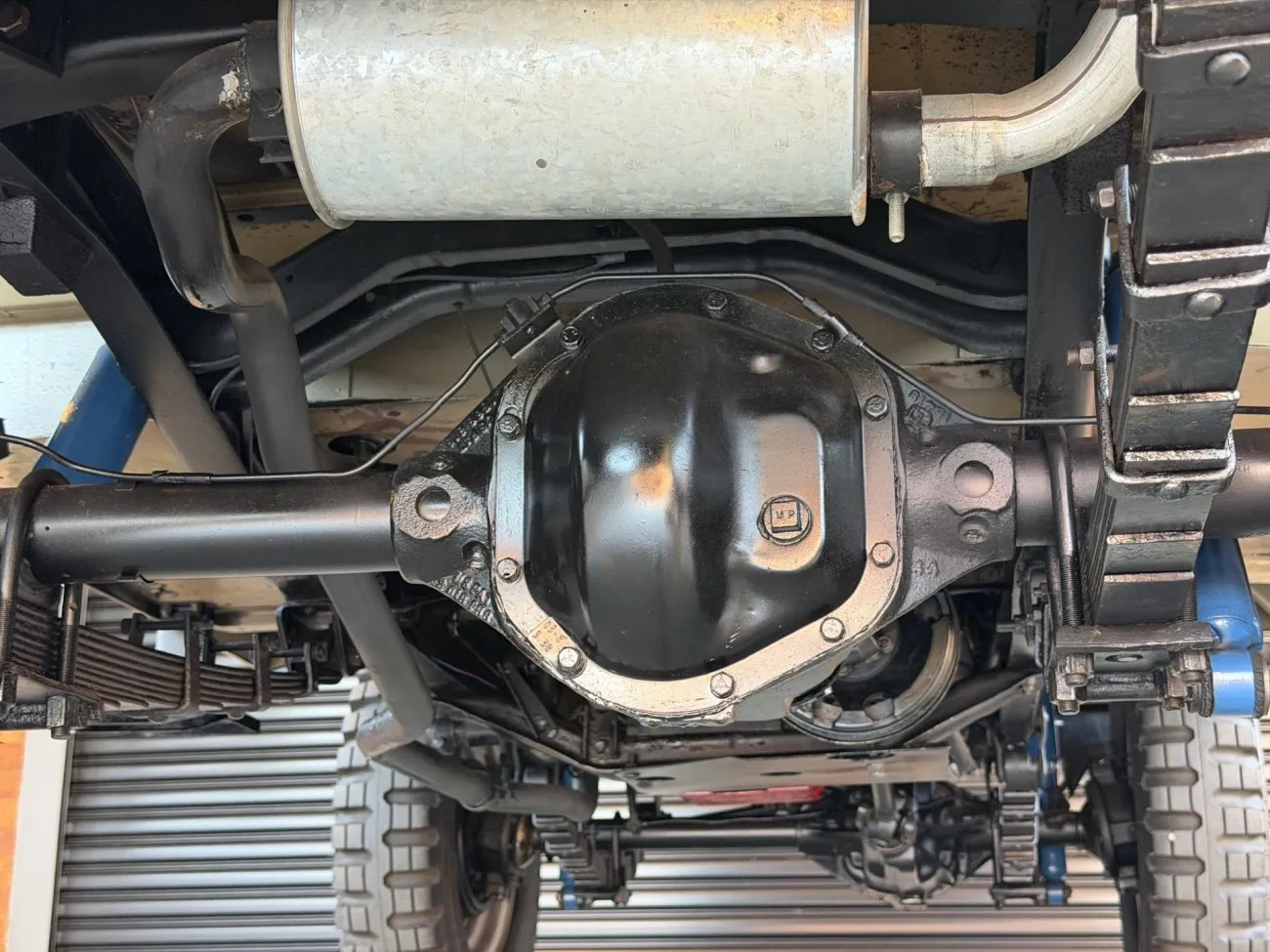Diferencial traseiro e suspensão por feixes de molas do Jeep CJ-5 1958