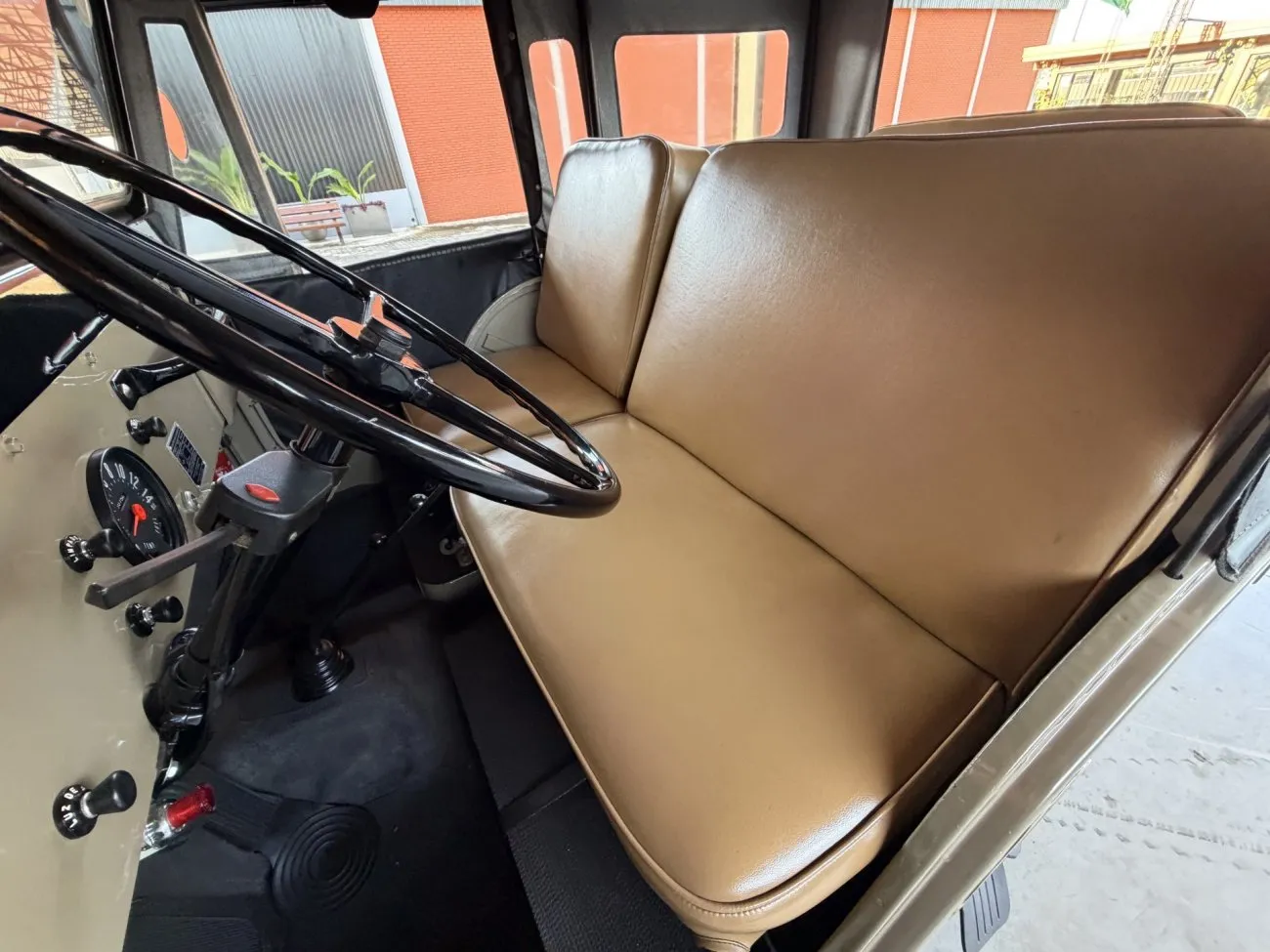 Interior do Willys Jeep CJ-5 1958 com volante e banco dianteiro
