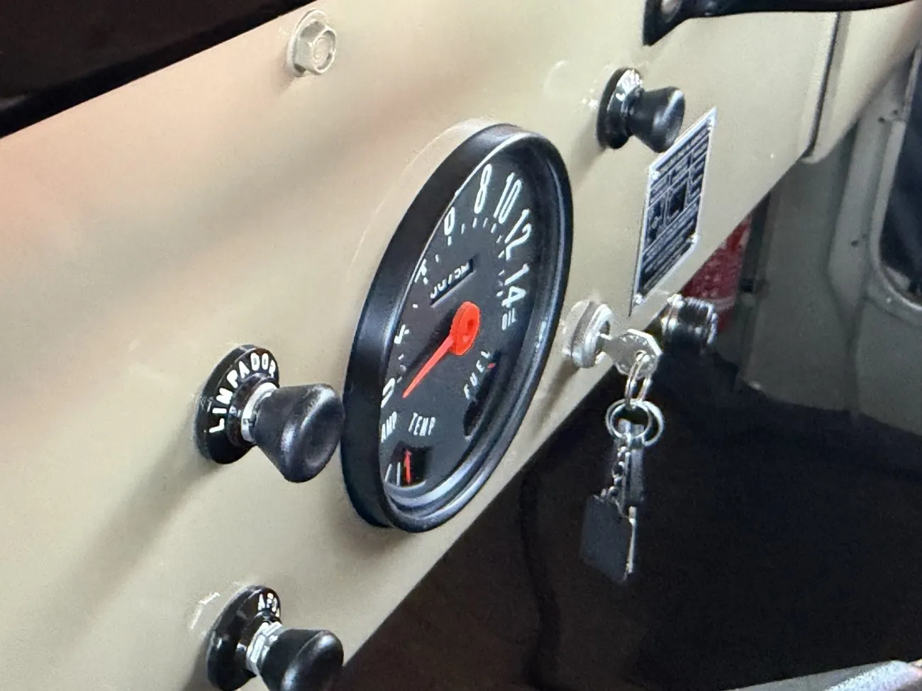 Instrumento central e comandos do painel do Willys Jeep CJ-5 1958