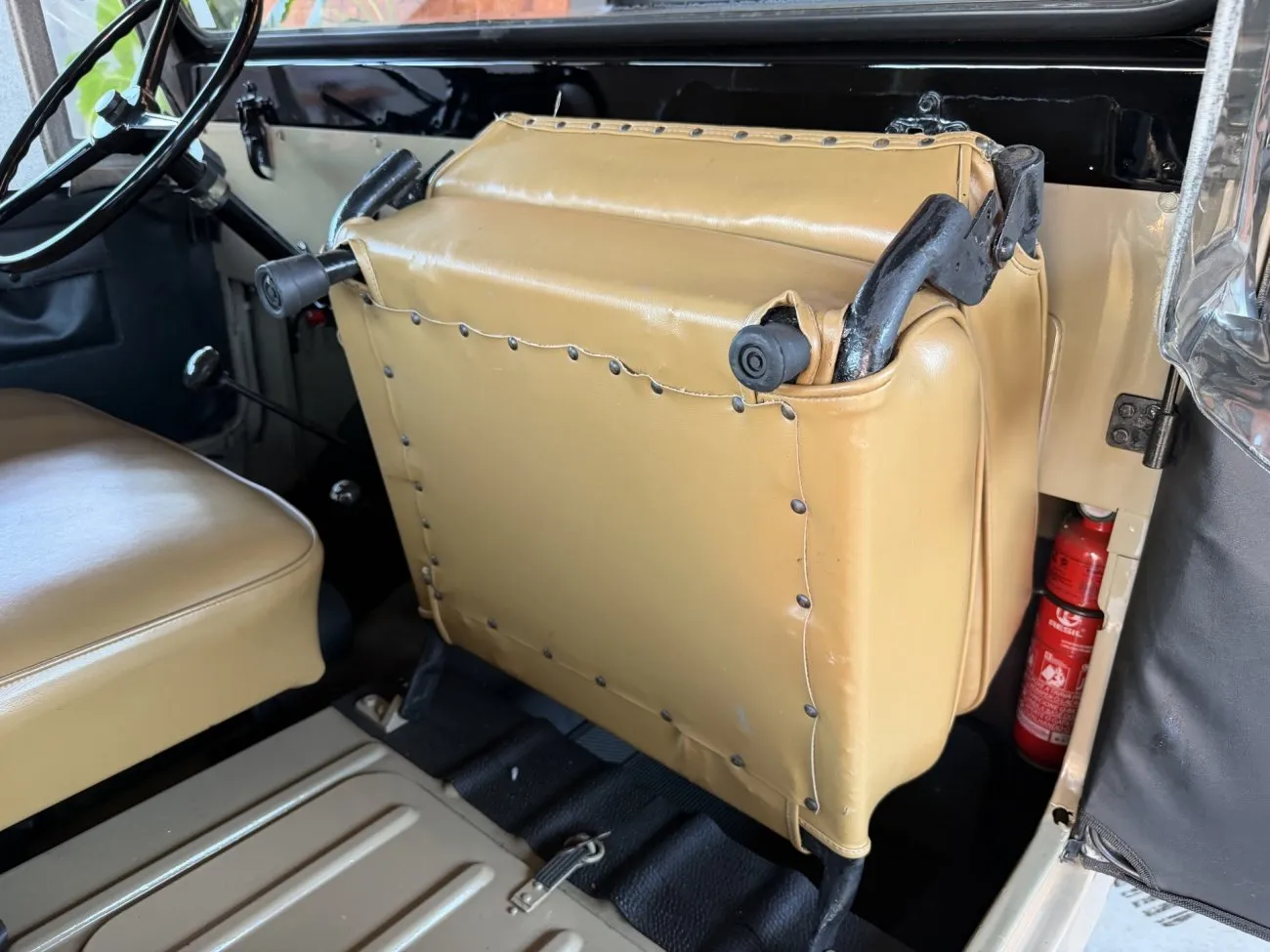 Banco dianteiro rebatível do Willys Jeep CJ-5 1958