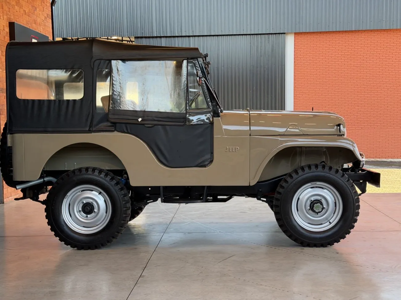 Perfil lateral do Willys Jeep CJ-5 4x4 1958 com capota