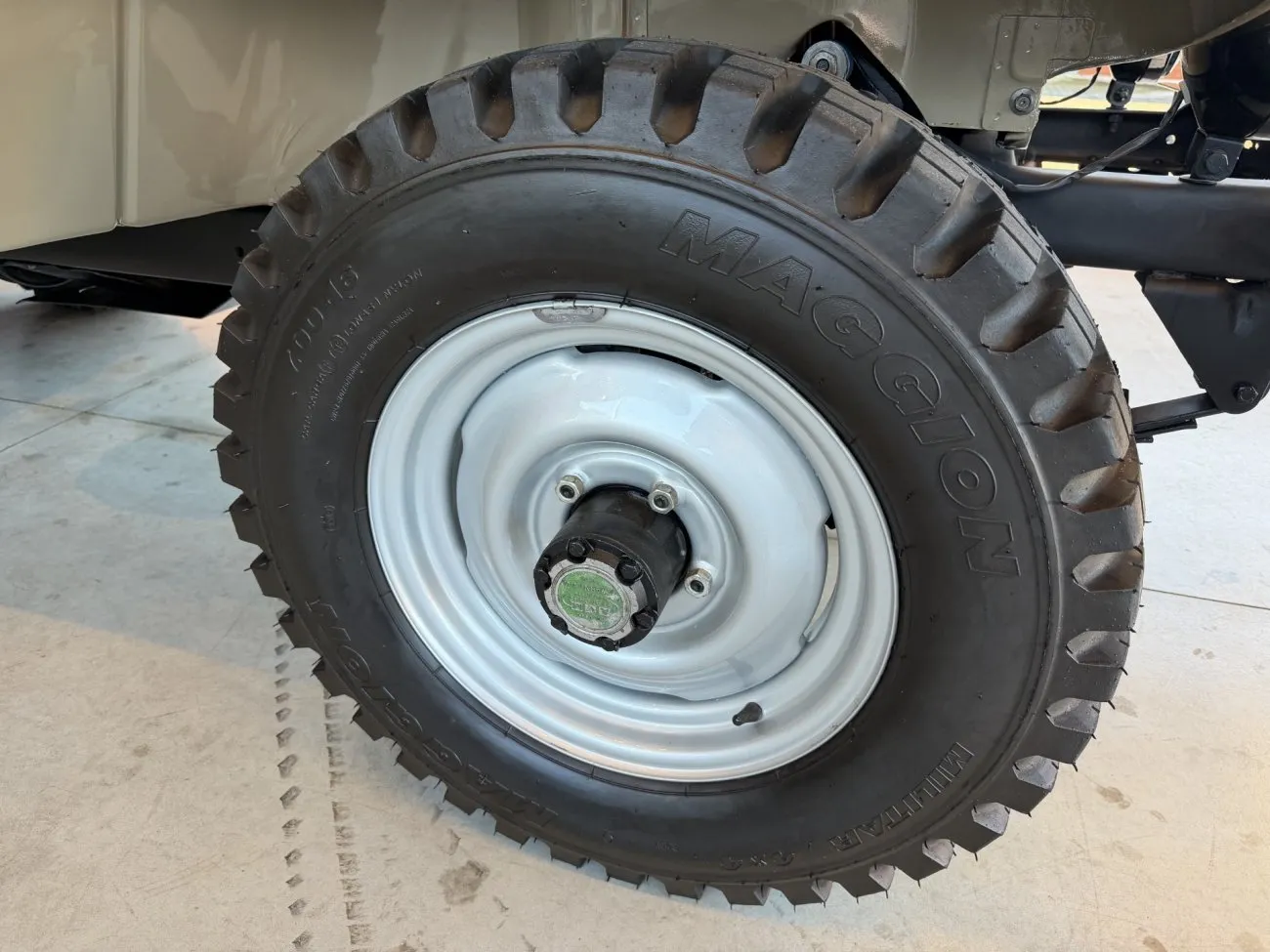 Roda de aço pneu e cubo dianteiro do Willys Jeep CJ-5 1958
