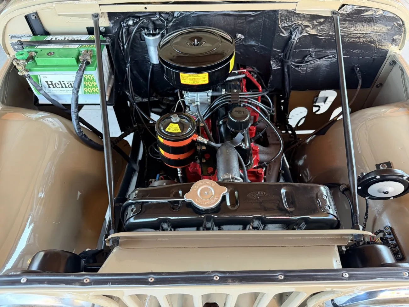 Cofre do motor do Willys Jeep CJ-5 4x4 1958