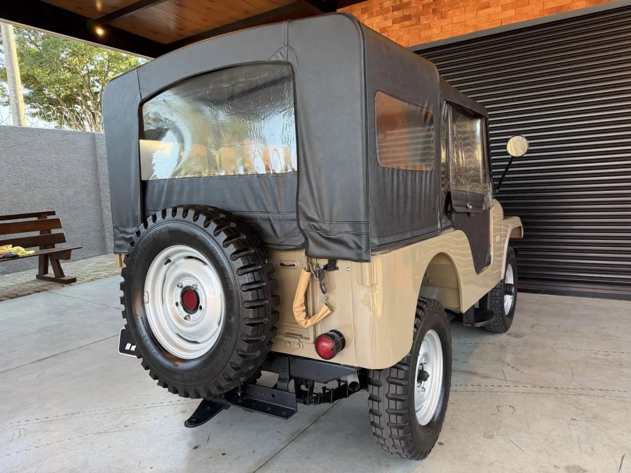 Traseira do Willys Jeep CJ-5 1958 com estepe e capota