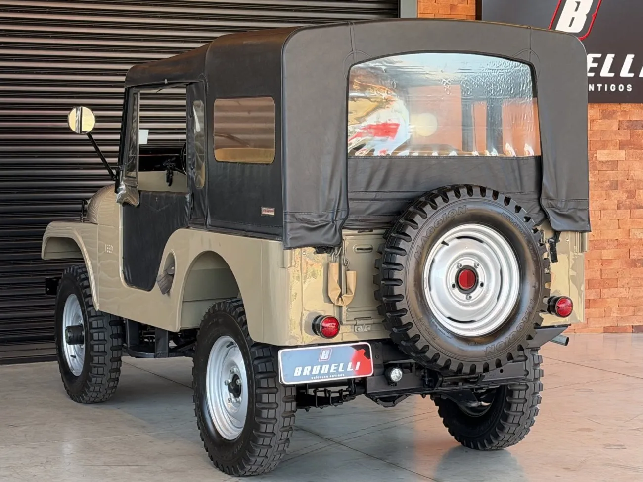 Willys Jeep CJ-5 4x4 1958 visto pela traseira